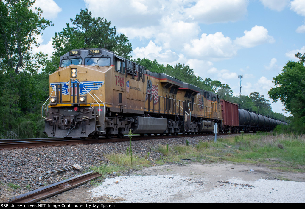 Two [Es lead a tank car train west on the Houston Sub 